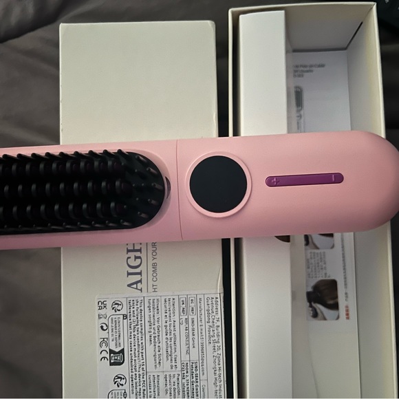 Pink straightening brush. Comes with charger - Picture 2 of 2